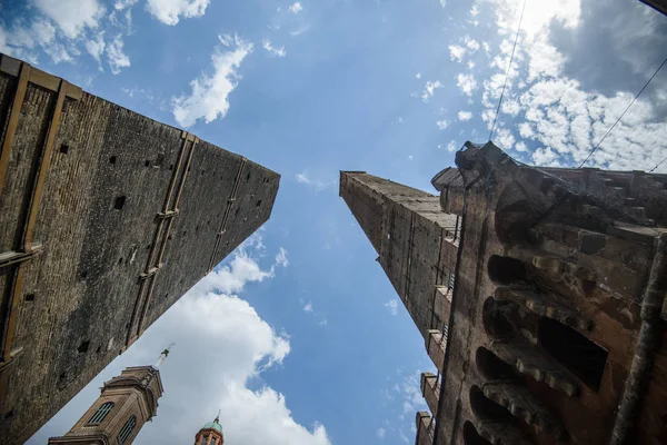 Slavné pádu věže Asinelli a Vergilius ráno, Bologna, Emilia-Romagna, Italytwo slavný pádu věží Asinelli a Vergilius ráno — Stock fotografie