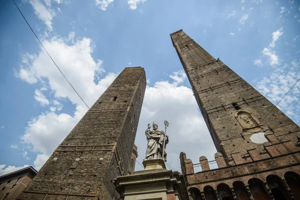ünlü kuleleri Asinelli ve Garisenda sabah, Bologna, Emilia-Romagna, düşen Italytwo ünlü düşen Asinelli ve Garisenda sabah kuleleri