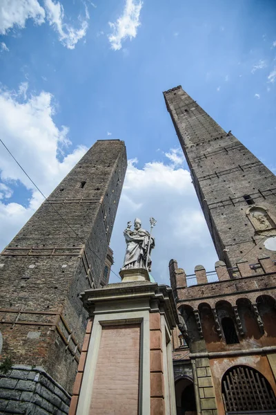 ünlü kuleleri Asinelli ve Garisenda sabah, Bologna, Emilia-Romagna, düşen Italytwo ünlü düşen Asinelli ve Garisenda sabah kuleleri