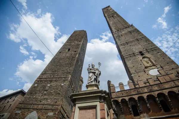 ünlü kuleleri Asinelli ve Garisenda sabah, Bologna, Emilia-Romagna, düşen Italytwo ünlü düşen Asinelli ve Garisenda sabah kuleleri