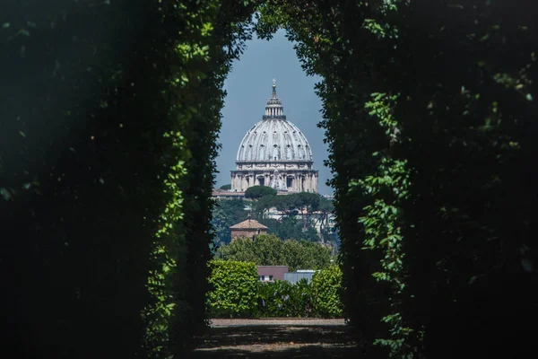 The dome of Saint Peters Basilica seen through the famous keyhole at the gate of the Priory of the Knights of Malta on Aventino Hill. Рим, Италия, Южная Европа Лицензионные Стоковые Изображения