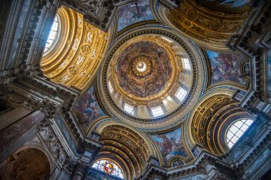 Roma, İtalya - 06 Ağustos 2017: Agone Sant'Agnese Kilisesi, Roma'nın en çok ziyaret edilen kiliseler ünlü Piazza Navona'onun merkezi konumu nedeniyle biridir.