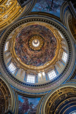 Roma, İtalya - 06 Ağustos 2017: Agone Sant'Agnese Kilisesi, Roma'nın en çok ziyaret edilen kiliseler ünlü Piazza Navona'onun merkezi konumu nedeniyle biridir.