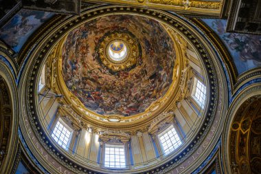 Roma, İtalya - 06 Ağustos 2017: Agone Sant'Agnese Kilisesi, Roma'nın en çok ziyaret edilen kiliseler ünlü Piazza Navona'onun merkezi konumu nedeniyle biridir.