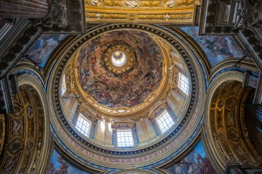 Roma, İtalya - 06 Ağustos 2017: Agone Sant'Agnese Kilisesi, Roma'nın en çok ziyaret edilen kiliseler ünlü Piazza Navona'onun merkezi konumu nedeniyle biridir.