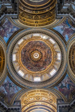 Roma, İtalya - 06 Ağustos 2017: Agone Sant'Agnese Kilisesi, Roma'nın en çok ziyaret edilen kiliseler ünlü Piazza Navona'onun merkezi konumu nedeniyle biridir.