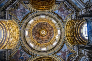 Roma, İtalya - 06 Ağustos 2017: Agone Sant'Agnese Kilisesi, Roma'nın en çok ziyaret edilen kiliseler ünlü Piazza Navona'onun merkezi konumu nedeniyle biridir.