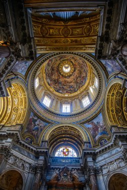 Roma, İtalya - 06 Ağustos 2017: Agone Sant'Agnese Kilisesi, Roma'nın en çok ziyaret edilen kiliseler ünlü Piazza Navona'onun merkezi konumu nedeniyle biridir.