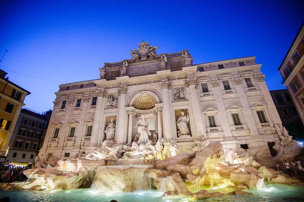 Trevi Çeşmesi, Roma - İtalya. (fontana di trevi) Roma'nın en ünlü dönüm noktası biridir