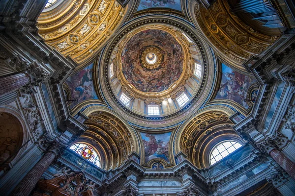 Rome, Olaszország - 2017. augusztus 06.: A templom Sant'Agnese in Agone egyike a leglátogatottabb templom Rómában, a híres Piazza Navona központi fekvésének köszönhetően. — Stock Fotó