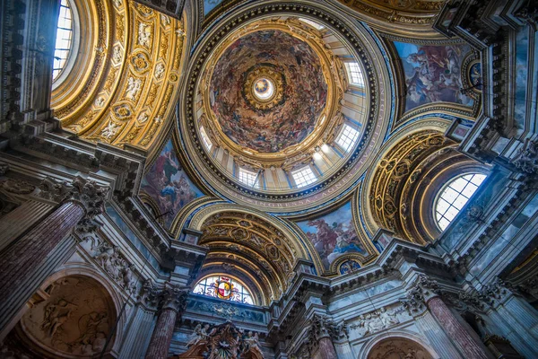Rom, Italien - 06 augusti 2017: Kyrkan av Sant'Agnese in Agone är en av de mest besökta kyrkorna i Rom på grund av dess centrala läge i det berömda Piazza Navona. — Stockfoto