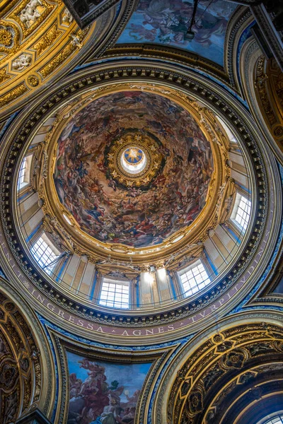 Roma, İtalya - 06 Ağustos 2017: Agone Sant'Agnese Kilisesi, Roma'nın en çok ziyaret edilen kiliseler ünlü Piazza Navona'onun merkezi konumu nedeniyle biridir.