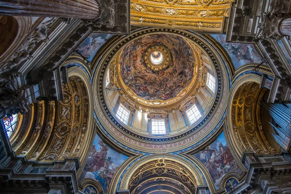 Rom, Italien - 06 augusti 2017: Kyrkan av Sant'Agnese in Agone är en av de mest besökta kyrkorna i Rom på grund av dess centrala läge i det berömda Piazza Navona. — Stockfoto