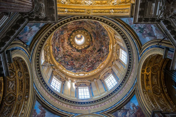 Roma, İtalya - 06 Ağustos 2017: Agone Sant'Agnese Kilisesi, Roma'nın en çok ziyaret edilen kiliseler ünlü Piazza Navona'onun merkezi konumu nedeniyle biridir.