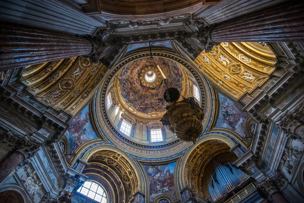 ROMA, ITALIA - 06 august 2017: Biserica Sant 'Agnese din Agone este una dintre cele mai vizitate biserici din Roma datorită poziției sale centrale în faimoasa Piazza Navona . — Fotografie, imagine de stoc