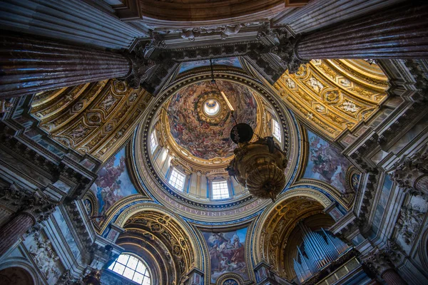 Rom, Italien - 06 augusti 2017: Kyrkan av Sant'Agnese in Agone är en av de mest besökta kyrkorna i Rom på grund av dess centrala läge i det berömda Piazza Navona. — Stockfoto