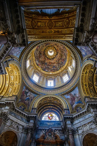 Roma, İtalya - 06 Ağustos 2017: Agone Sant'Agnese Kilisesi, Roma'nın en çok ziyaret edilen kiliseler ünlü Piazza Navona'onun merkezi konumu nedeniyle biridir.