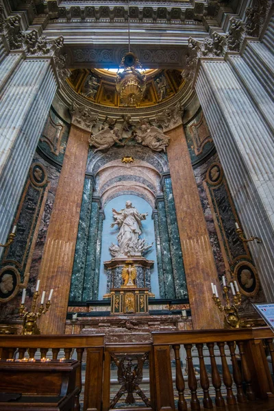 Rome, Olaszország - 2017. augusztus 06.: A templom Sant'Agnese in Agone egyike a leglátogatottabb templom Rómában, a híres Piazza Navona központi fekvésének köszönhetően. — Stock Fotó