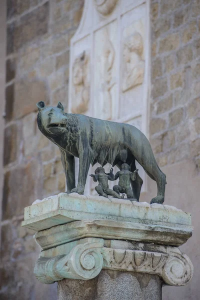 Capitoline kurt: Dişi kurt heykeli (Roma'nın kurucusu) Romulus ve Remus emdikleri: Roma, İtalya, şehrin bir kurucu simgesi — Stok fotoğraf