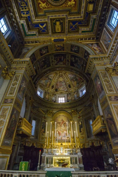 Rome, İtalya - 5 Ağustos 2017: Immaculate Conception düz Merkezi nedeni olarak kesonlu (1592-1594), kilise Chiesa San Marcello al Corso Carlo Francesco Lambardi tarafından tasarlanan ahşap tavan