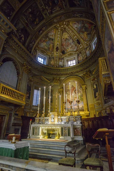 ROMA, ITÁLIA - 5 de agosto de 2017: A Imaculada Conceição como motivo central no teto de madeira caixotada plana (1592 - 1594) na igreja Chiesa San Marcello al Corso projetado por Carlo Francesco Lambardi — Fotografia de Stock