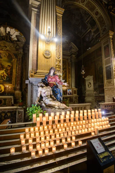 Ceremoniella ljus i den katolska kyrkan (fokus på centrala raden av ljus) — Stockfoto