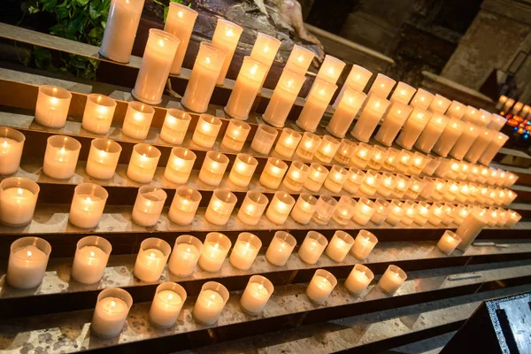 Velas ceremoniales en la Iglesia Católica (se centran en la fila central de velas ) — Foto de Stock