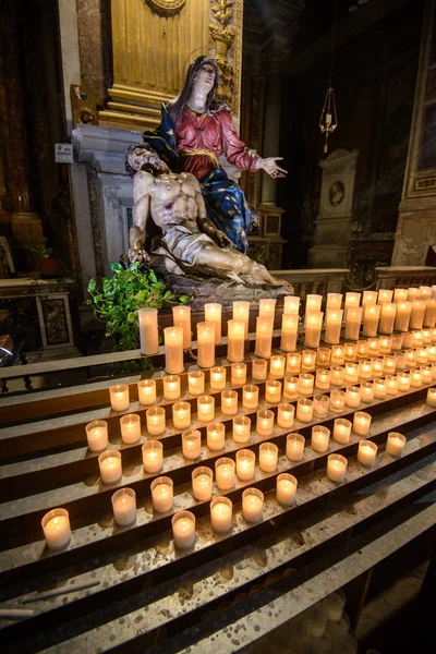 在天主教教会 （重点中央排蜡烛仪式蜡烛) — 图库照片