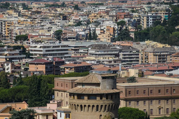 Παρασκήνιο με τις στέγες της πόλης, αστικό τοπίο. Κτίρια της πόλης - αστικό φόντο και το τοπίο της πόλης. Σπίτια και στις στέγες της μια μεγάλη πόλη ως υφή. Ρώμη — Φωτογραφία Αρχείου