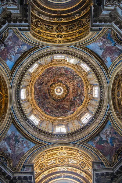 ROMA, ITÁLIA - 06 de agosto de 2017: A igreja de Sant 'Agnese em Agone é uma das igrejas mais visitadas de Roma devido à sua posição central na famosa Piazza Navona . Imagem De Stock