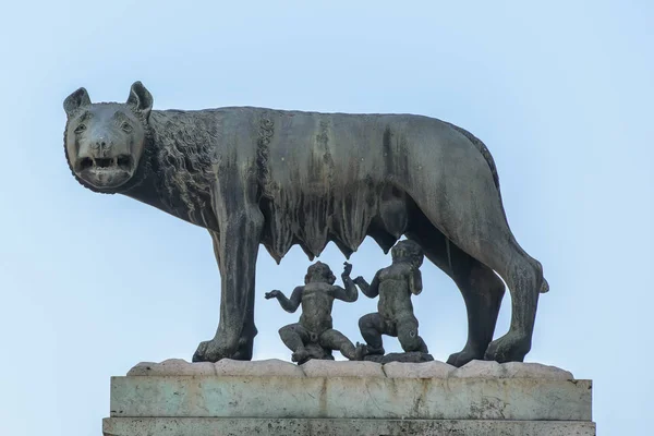 The capitoline wolf: statue der säugenden romulus (gründerin von rom) und remus: die ikone der gründung der stadt rom, italien Stockfoto