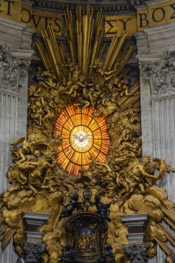 Vatikan - 5 Ağustos 2017: St. Peter's Cathedral Vatikan, altar heykel bir kompozisyon Giovanni Lorenzo Bernini tarafından oluşturulmuş.