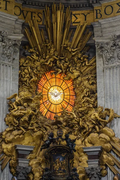 Vatican - 5 August 2017: a sculptural composition in the altar of St. Peter's Cathedral in the Vatican, created by Giovanni Lorenzo Bernini. — Stock Photo, Image