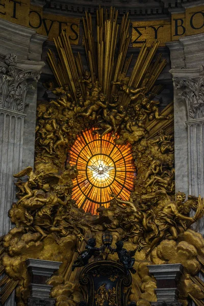 梵蒂冈-2017 年 8 月 5 日： 在梵蒂冈圣伯多禄大教堂的祭坛的雕塑组成由乔瓦尼 · 洛伦佐 · 贝尼尼. — 图库照片