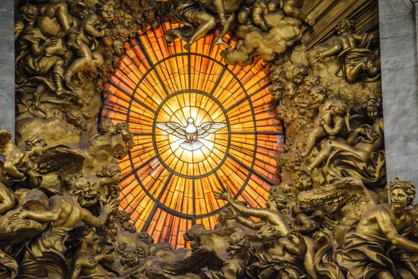 梵蒂冈-2017 年 8 月 5 日： 在梵蒂冈圣伯多禄大教堂的祭坛的雕塑组成由乔瓦尼 · 洛伦佐 · 贝尼尼. — 图库照片