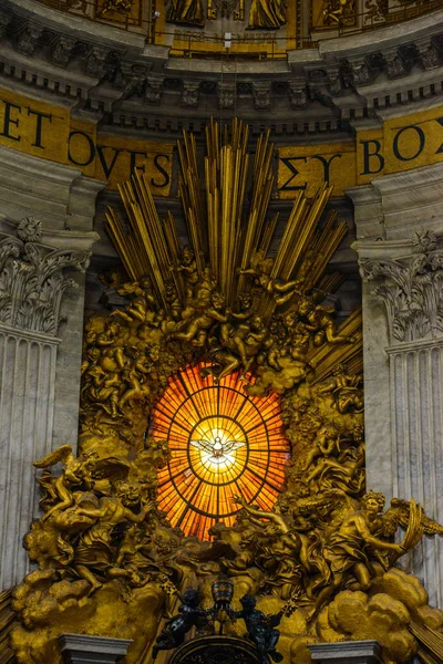 Vatican - 5 August 2017: a sculptural composition in the altar of St. Peter's Cathedral in the Vatican, created by Giovanni Lorenzo Bernini. — Stock Photo, Image