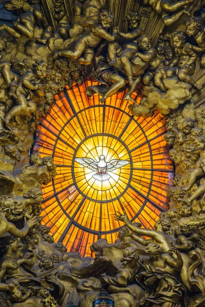 Vatikan - 5 Ağustos 2017: St. Peter's Cathedral Vatikan, altar heykel bir kompozisyon Giovanni Lorenzo Bernini tarafından oluşturulmuş.