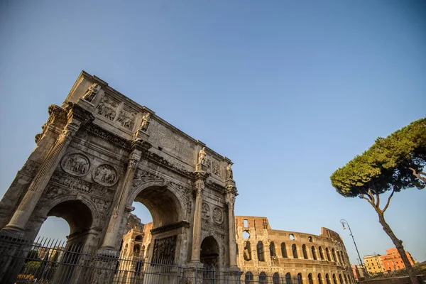 Antik Colosseum és az Arch Konstantin, a Róma romjai — Stock Fotó