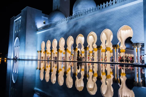 Abu Dhabi Emiratos Árabes Unidos Enero 2018 Mezquita Sheikh Zayed —  Fotos de Stock