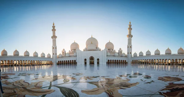 阿布扎比 阿联酋 2018年1月04日 酋长扎耶德大清真寺在阿布扎比 阿拉伯联合酋长国 — 图库照片