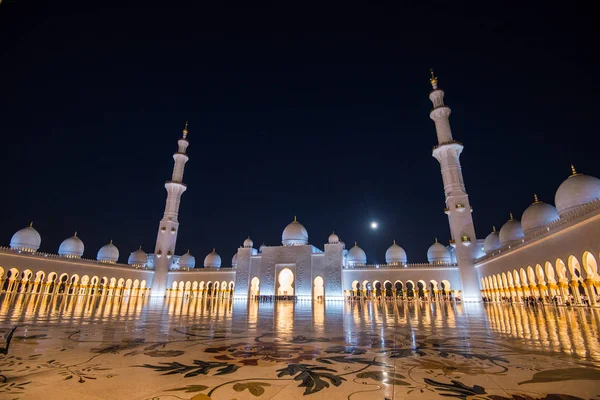 Abu Dhabi Emiratos Árabes Unidos Enero 2018 Mezquita Sheikh Zayed —  Fotos de Stock