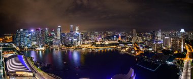 Singapur şehir manzarası Singapore Flyer Marina Bay görünümünden geceleri