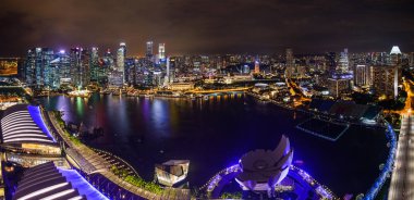Singapur şehir manzarası Singapore Flyer Marina Bay görünümünden geceleri