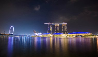 Suyun üzerindeki kentsel binalarla Singapur silueti