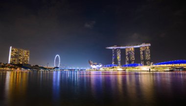 Suyun üzerindeki kentsel binalarla Singapur silueti