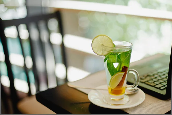 bardak çay limon, tarçın ve nane ile