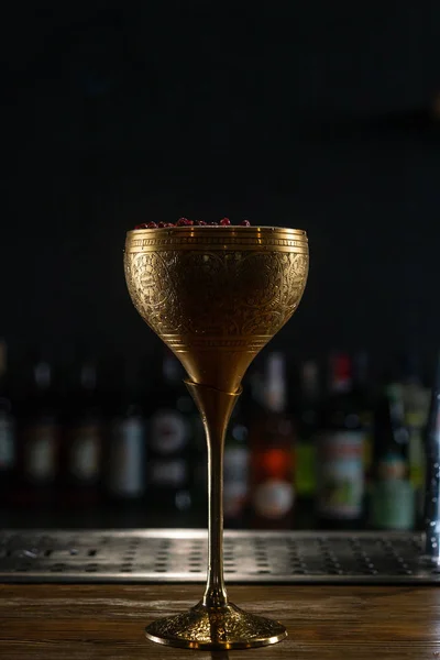 Bardakta taze bir kokteyl, içki konsepti.  