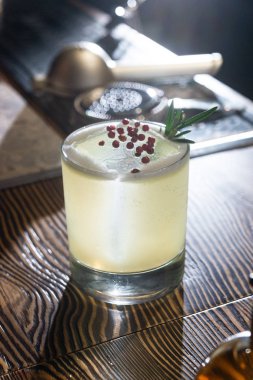 Bardakta taze bir kokteyl, içki konsepti.  