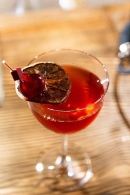 Bardakta taze bir kokteyl, içki konsepti.  