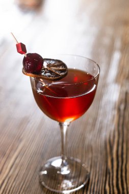 Bardakta taze bir kokteyl, içki konsepti.  